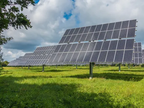 Solarpanel auf eienr Wiese