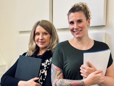 Zwei Gerichtsvollzieherinnen stehen nebeneinander