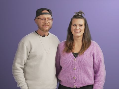 Auf dem Bild ist ein ein Paar in einer Interview Situation zu sehen