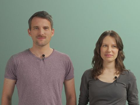 Auf dem Bild ist ein ein Paar in einer Interview Situation zu sehen