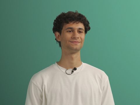 Auf dem Bild ist ein Student in einer Interview Situation zu sehen