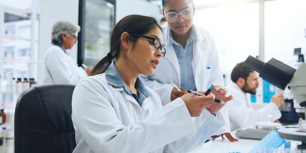 Wissenschaftlerinnen in einem Labor betrachten eine Probe