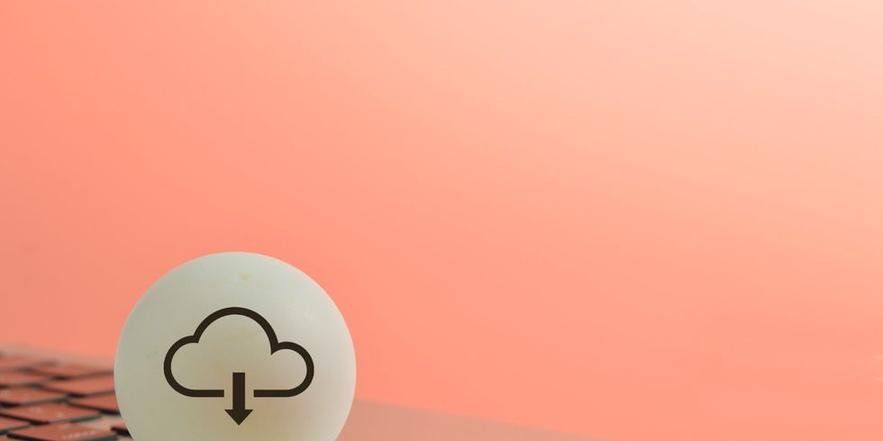 Laptop mit Cloud-Computing-Downloadsymbol