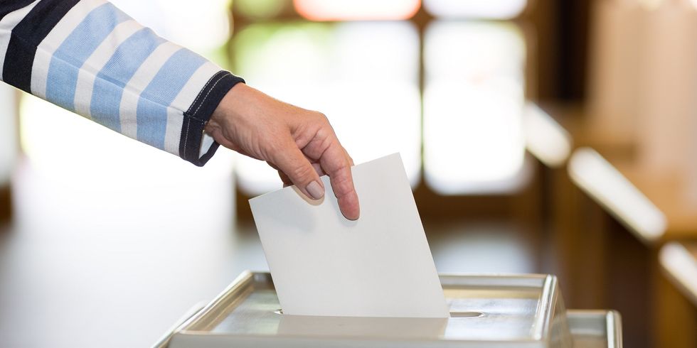 Stimmzettel in Wahlurne