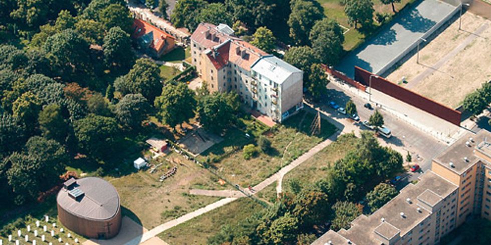 Luftbild der Gedenkstätte "Berliner Mauer" an der Bernauer Straße in Berlin