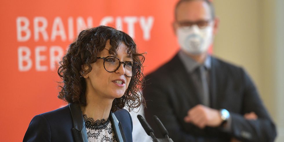 Roter Teppich für Emmanuelle Charpentier: Berlin gratuliert seiner Nobelpreisträgerin im Roten Rathaus.