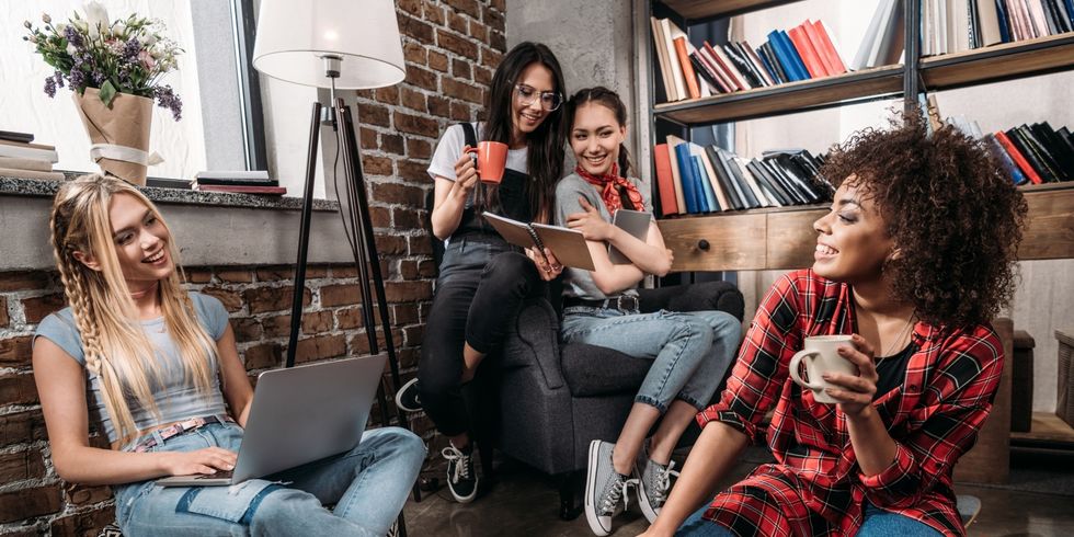 Studenten entspannt am lernen