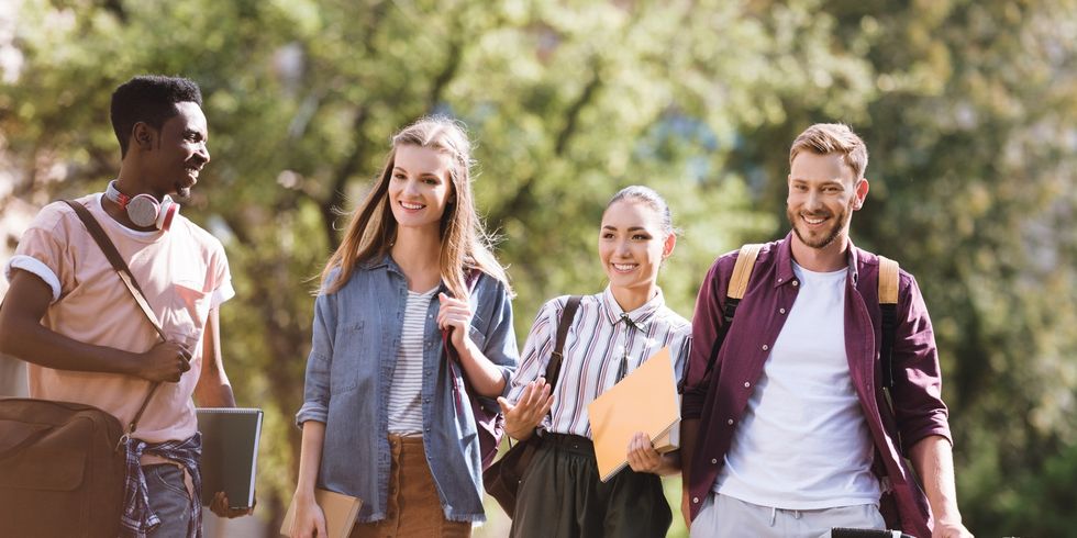 Studenten spazieren im Campus