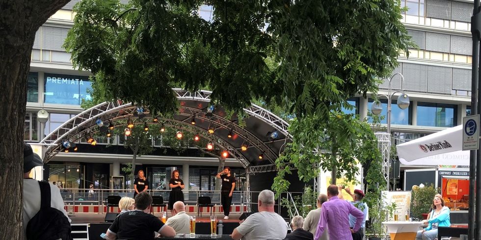 Auftritt der "Stachelschweine" beim Kultursommer auf dem Breitscheidplatz