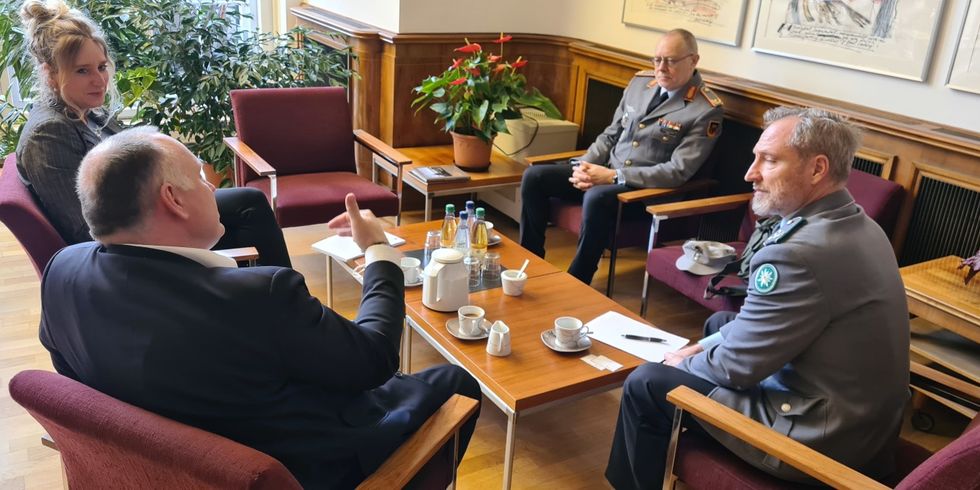 Bezirksbürgermeisterin Kirstin Bauch und Stadtrat Detlef Wagner im Gespräch mit Brigadegeneral Jürgen Karl Uchtmann und Oberstleutnant der Reserve Christoph Max vom Hagen