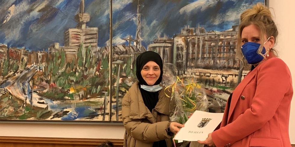 Bezirksbürgermeisterin Kirstin Bauch überreicht Frau Forwerk die Urkunde