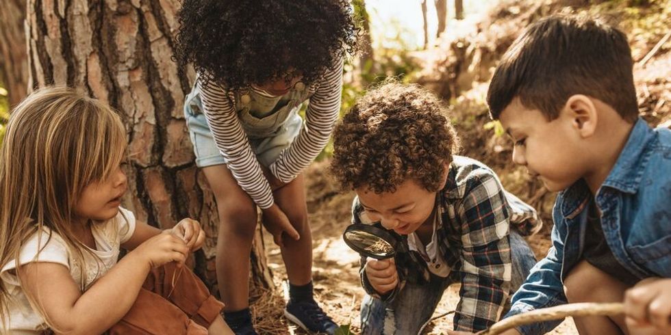 Abenteuerlustige Kinder am entdecken.