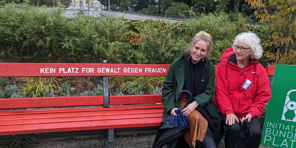 Rote Bänke für den Bundesplatz