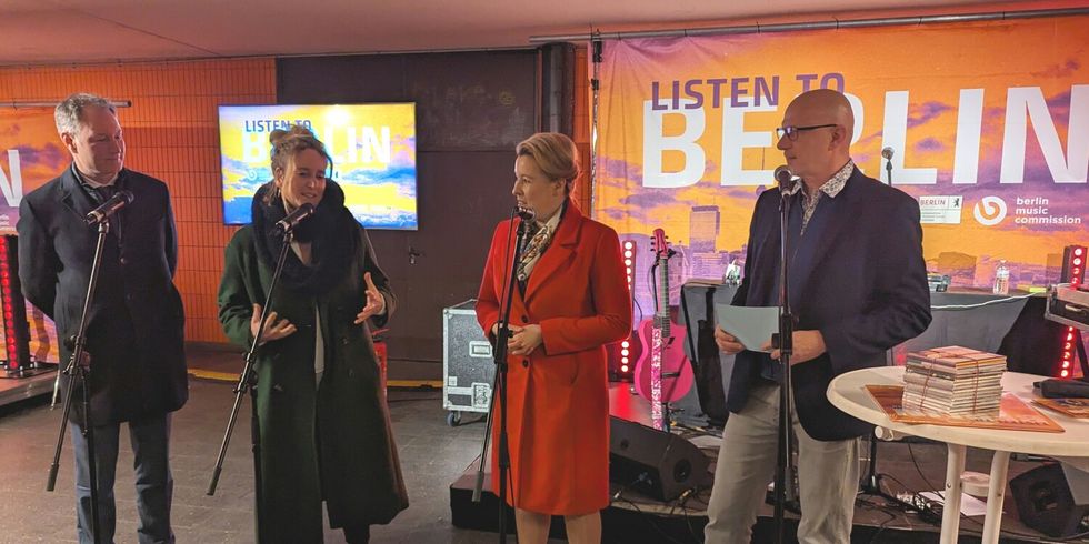 (v.l.) Mario Tobias, Vorsitzender der Geschäftsführung der Messe Berlin, Bezirksbürgermeisterin Kirstin Bauch, Wirtschaftssenatorin Franziska Giffey und Olaf Kretschmar, Geschäftsführer und Vorstandsvorsitzender der Berlin Music Commission