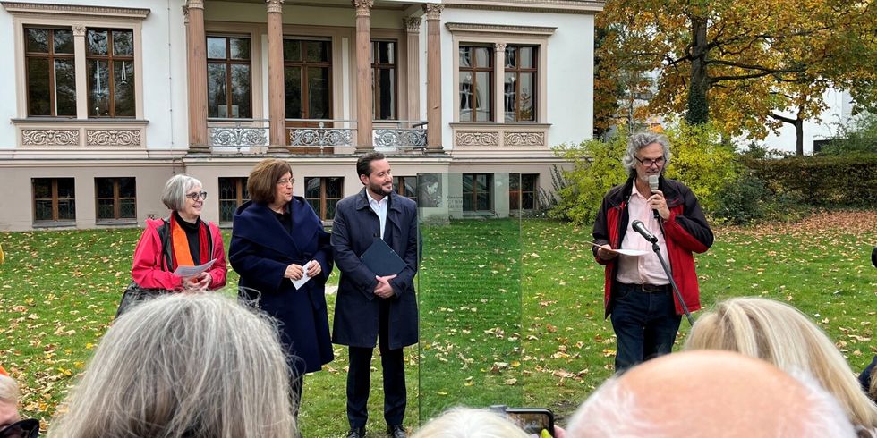 Gedenkfeier Clara Israel mit den Bezirkstadträten Oliver Schruoffeneger und Simon Hertel, der BVV-Vorsteherin Judith Stückler und der ehemaligen Jugendamtsleiterin Uta von Pirani