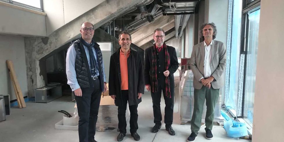 Von links nach rechts: Bezirksstadtrat Arne Herz, Investor Hamid Djadda, Bezirksbürgermeister Reinhard Naumann, Bezirksstadtrat Oliver Schruoffeneger