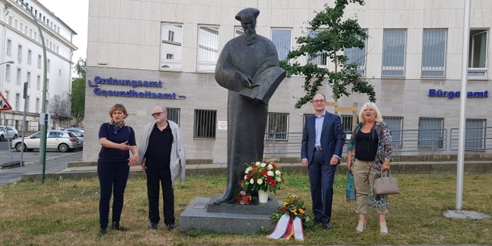(V.l.) Petra Radić von der kroatischen Botschaft, der Vorsitzende der deutsch-kroatischen Gesellschaft, Jochen Götz, der stellvertretende Bezirksbürgermeister Arne Herz und eine Vertreterin der kroatischen Gemeinde
