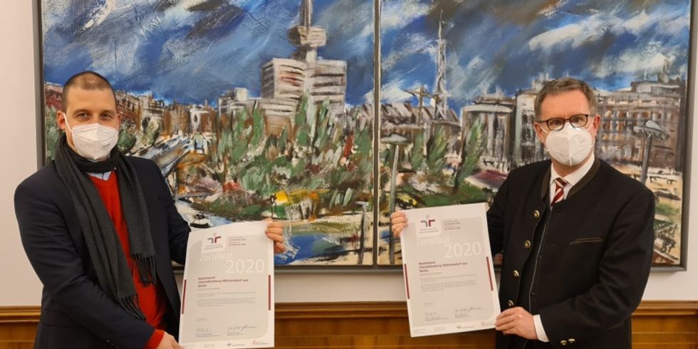 Stolz auf die Zertifizierung für den Bezirk Charlottenburg-Wilmersdorf: (v.l.) Christian Sauer, Leiter der Serviceeinheit Personal und Finanzen und Bezirksbürgermeister Reinhard Naumann.