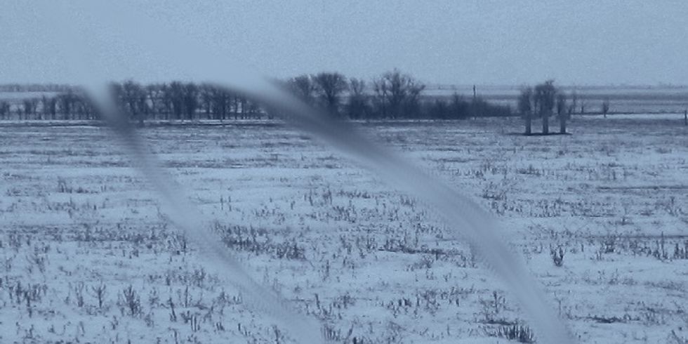 Ein Feld im Winter bedeckt mit Schnee