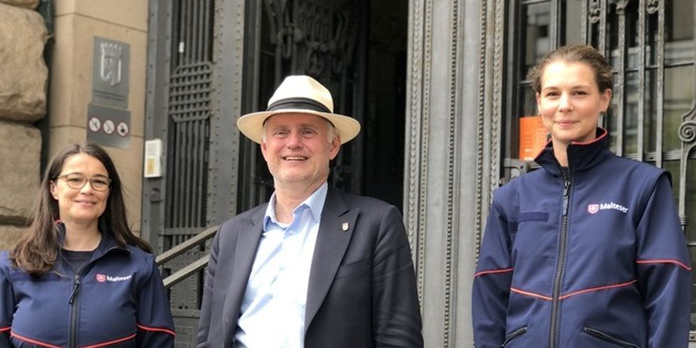 Stadtrat Detlef Wagner mit zwei Lotsinnen der Berliner Hausbesuche vom Malteser Hilfsdienst
