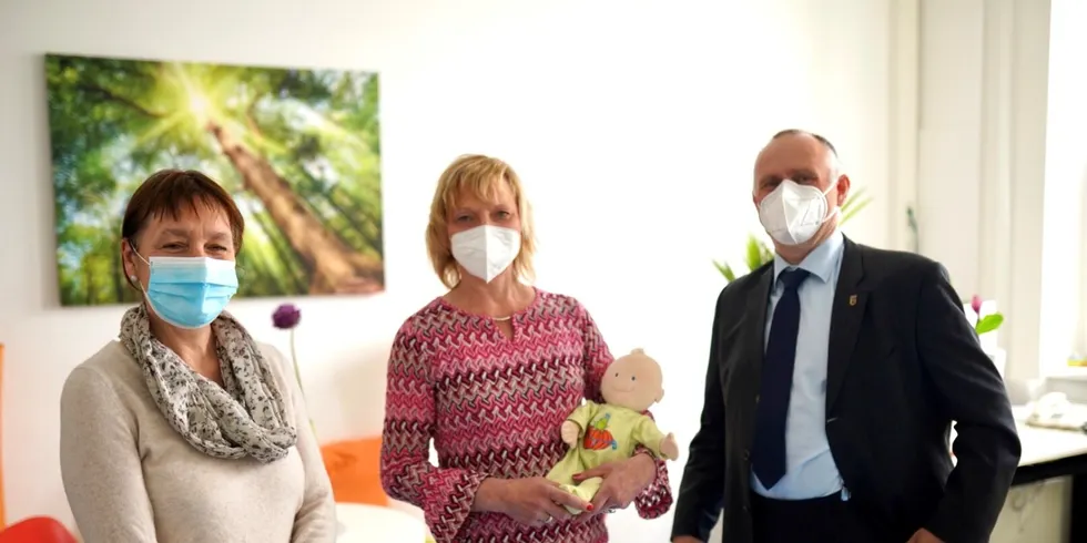 Offizielle Eröffnung der Schreibabysprechstunde: (v.l.) Amtsärztin Nicoletta Wischnewski, Beraterin Silke Kullik und Gesundheitsstadtrat Detlef Wagner.