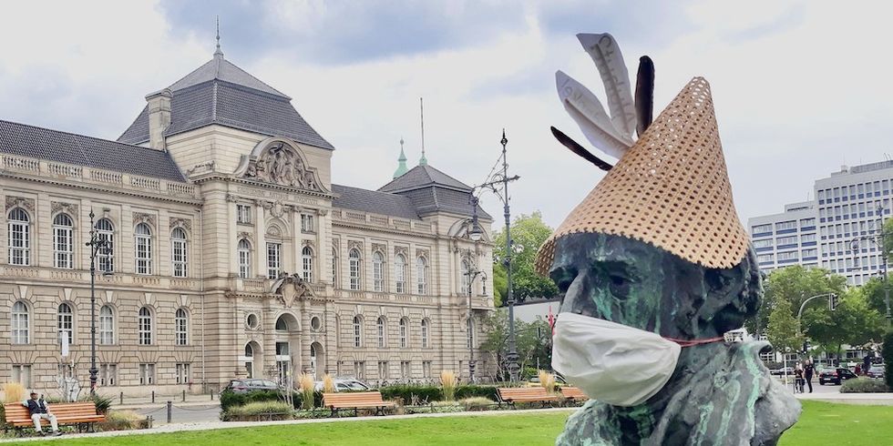 Steinplatz; zu sehen die Büste des Namensgebers Freiherr von Stein mit vorschriftsmäßigem Mund-Nasen-Schutz