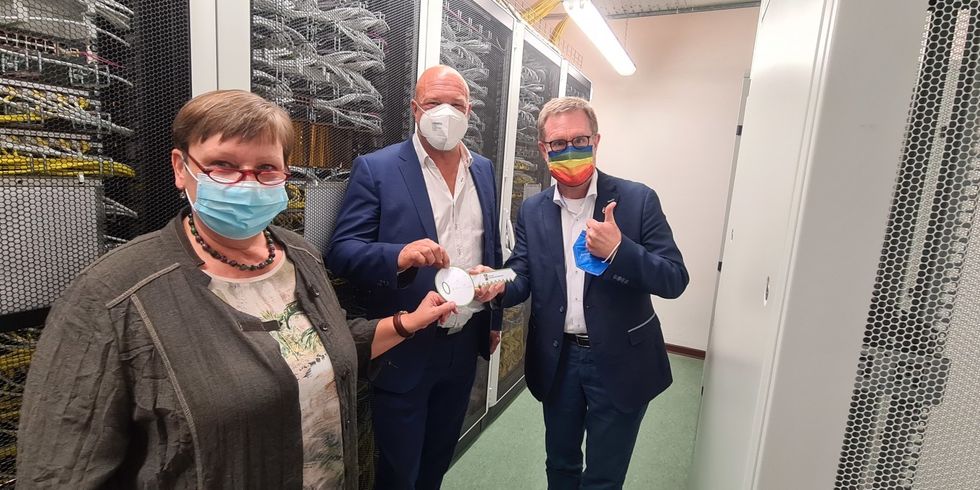 Symbolische Schlüsselübergabe: (v.l.) Staatssekretärin Sabine Smentek, Marc Böttcher, Vorstand des ITDZ Berlin und Bezirksbürgermeister Reinhard Naumann