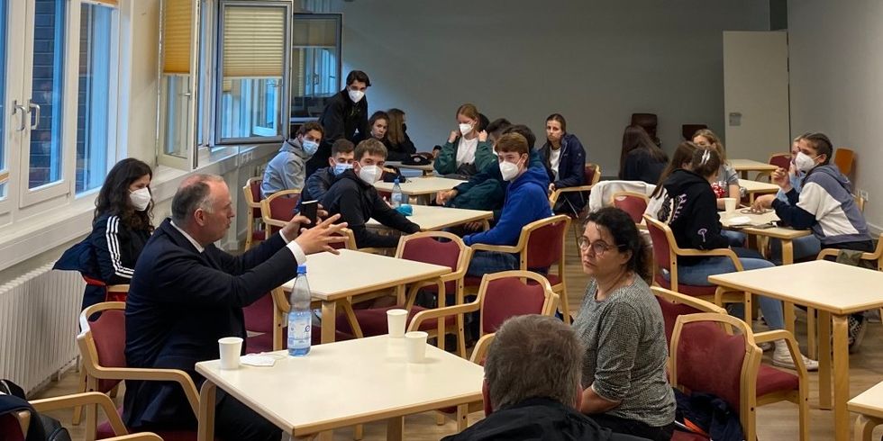 Detlef Wagner mit einer Schulklasse im Stadtteilzentrum Divan
