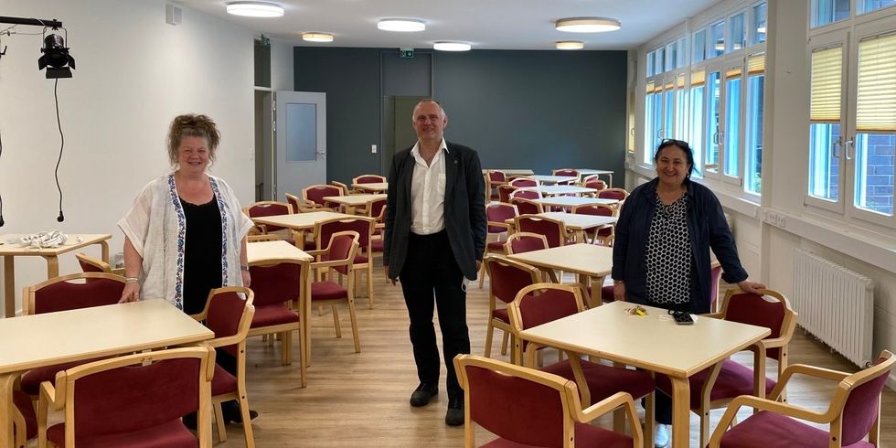 Stehen im großen Saal des Stadtteilzentrums Divan. Bilgin Lutzke (Vorstandsvorsitzende Divan e.V.), Detlef Wagner (Bezirksstadtrat) und Grit Höseler-Irmak (Leiterin des Stadtteilzentrums)