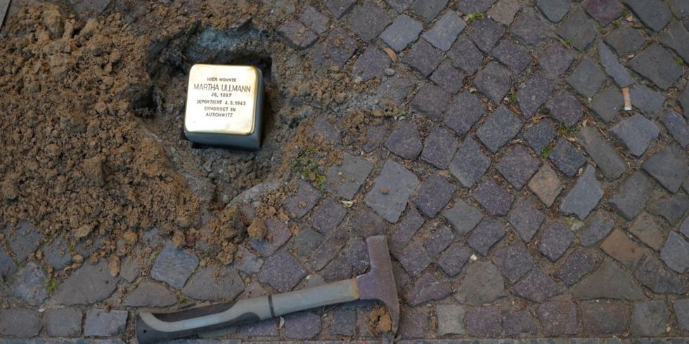 Verlegung neuer Stolpersteine in Wilmersdorf crop