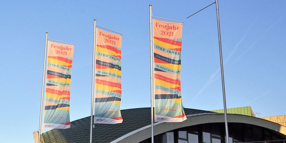 Auch Charlottenburg-Wilmersdorf zeigt am 11. Dezember Flagge für 1700 Jahre jüdisches Leben in Deutschlands.