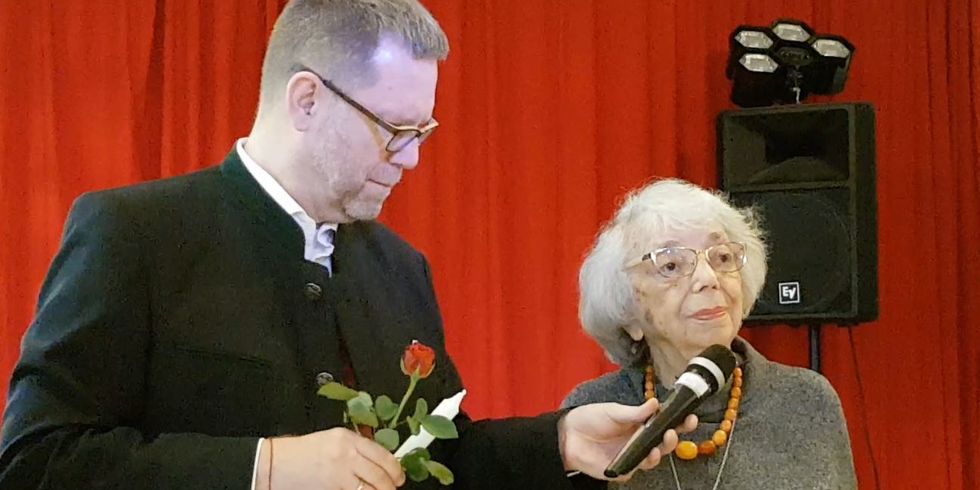 Bezirksbürgermeister Reinhard Naumann mit Margot Friedländer anlässlich der Eröffnung der Ausstellung "Gegen das Vergessen" im Januar 2018.