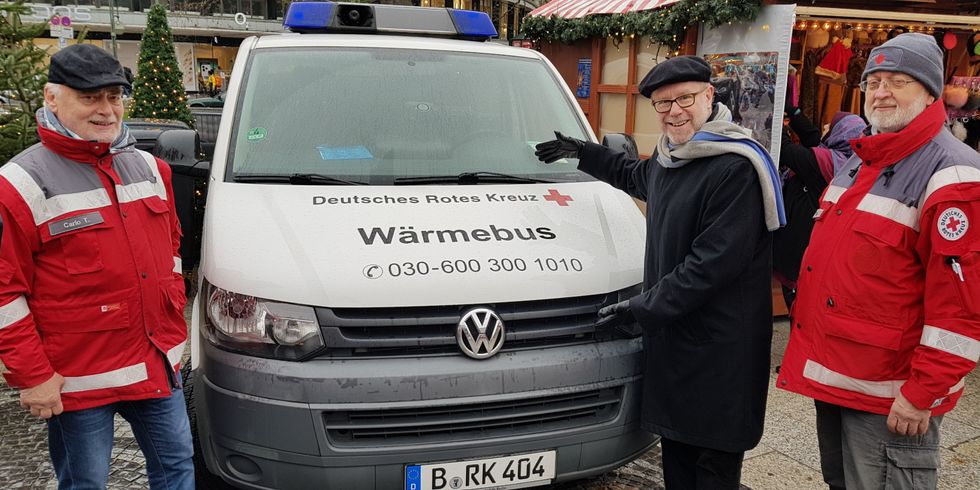Bezirksbürgermeister mit Mitarbeitern des DRK Berlin vor dem Wärmebus