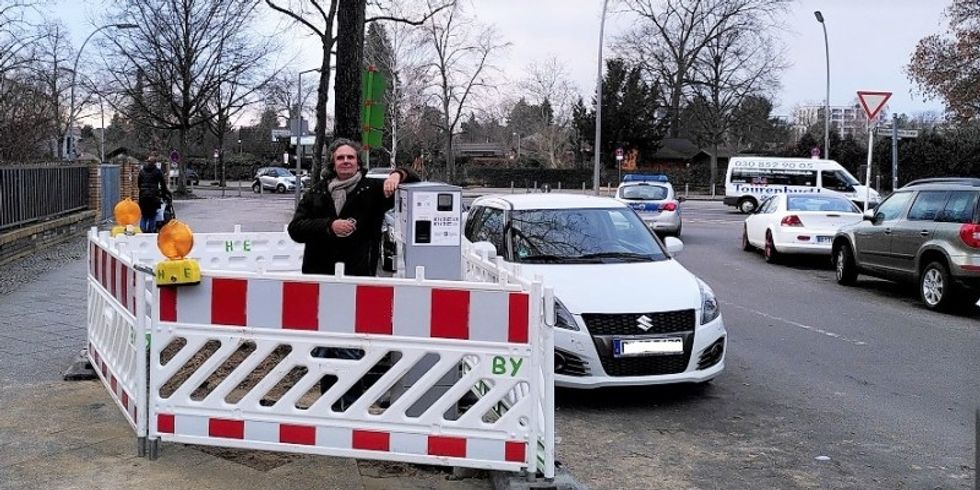 Stadtrat Oliver Schruoffeneger an einer neuen Ladestation am Rudolf-Mosse-Platz.