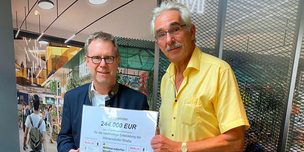 Geld für die Wilmersdorfer Straße: Bezirksbürgermeister Naumann und Thomas Bong vom Händlerverband AG Wilmersdorfer Straße.