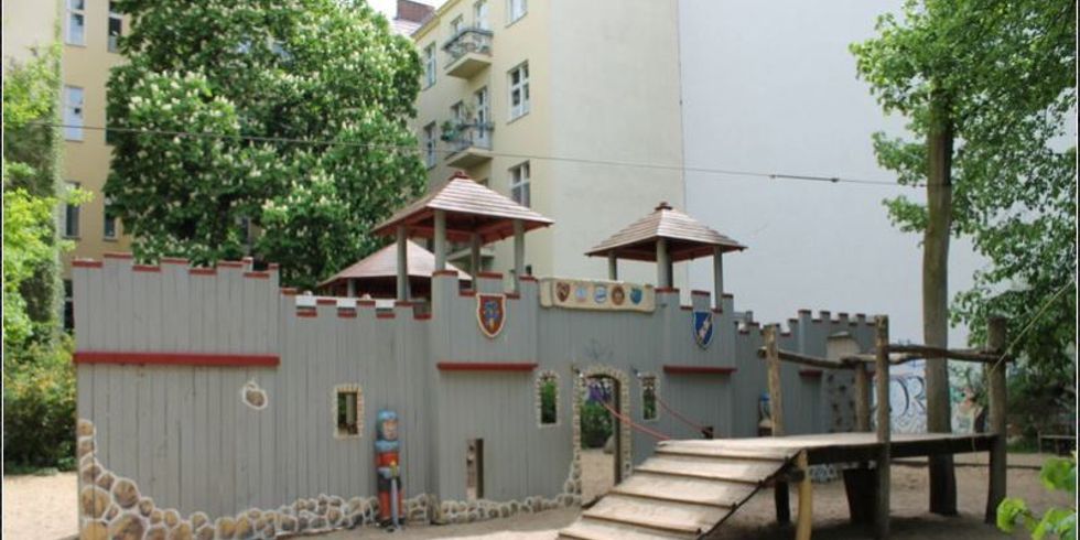 Wird saniert: Die Ritterbrurg auf dem Spielplatz an der Knesebeckstraße