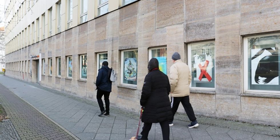 Aktion 2020: Geförderte Plakate in den Fenstern der Kommunalen Galerie Berlin. Die Plakate waren auf Litfaßsäulen innerhalb des S-Bahnrings geklebt.