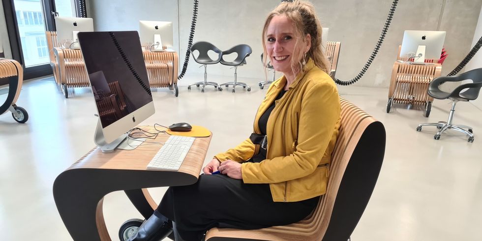 Bezirksbürgermeisterin Kirstin Bauch probiert einen der Arbeitsplätze im TUMO aus