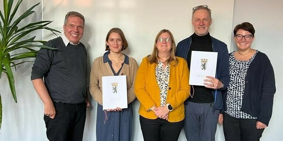 Peter Bleckmann, Felicitas Butt, Bezirksstadträtin Heike Schmitt-Schmelz, Josef Holzhauser und Jasmin Garlik bei der Unterzeichnung der Kooperationsvereinbarung.