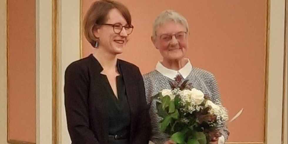 Verleihung der Ehrennadel an Doris Kuhle