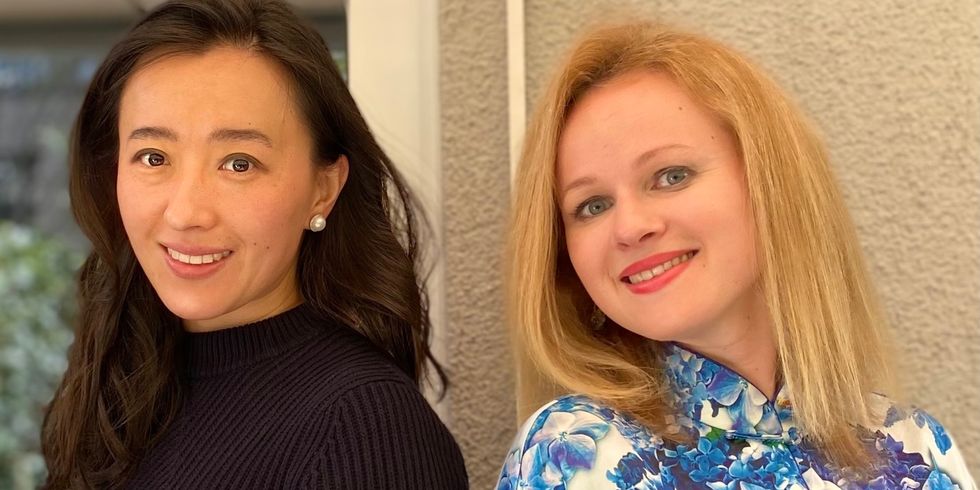 Yao Yao Brandenburg (links) und Natalia Pegarkova-Barenboim (rechts) spielen beim Familienkonzert im Rathaus Schmargendorf.