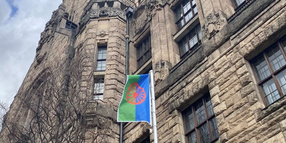 Die Roma-Flagge vor dem Rathaus Charlottenburg.