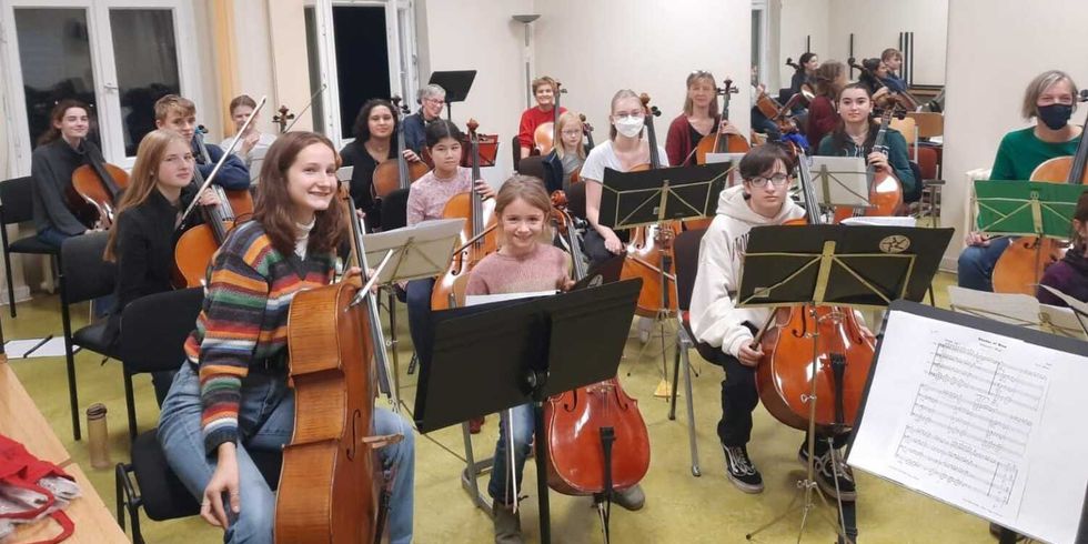 Die Musikschülerinnen und -schüler proben an ihren Celli für das große Konzert.