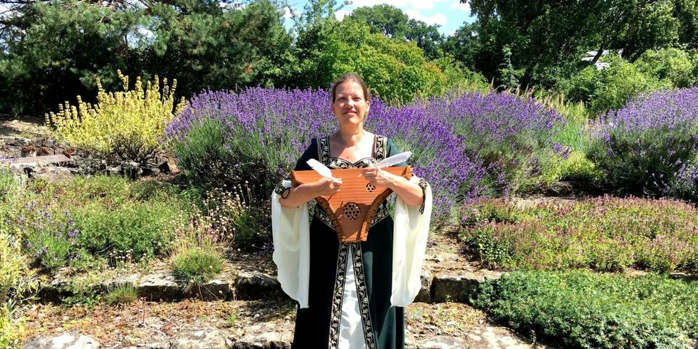 Gaby Bultmann an ihrem Mittelalterinstrument.