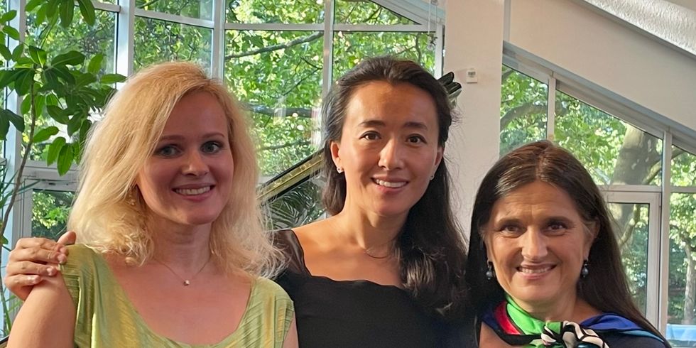 Natalia Pegarkova-Barenboim (links), Yao Yao Brandenburg (Mitte) und Stella Maria Adorf (rechts) gestalten das Familienkonzert im Rathaus Schmargendorf.
