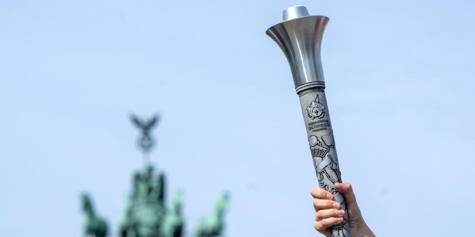Die Fackel der Special Olympics World Games in Berlin.