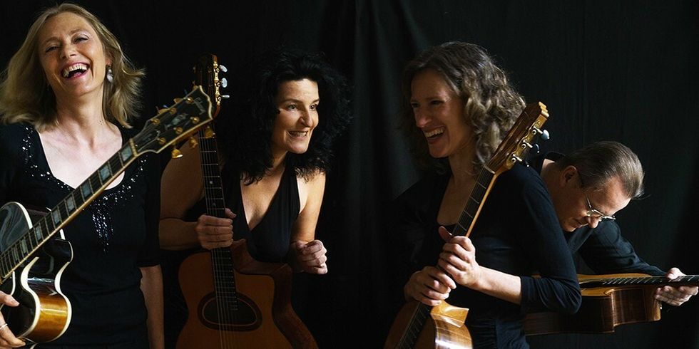 Gitarrist:innen der Gruppe Guitar4friends.
