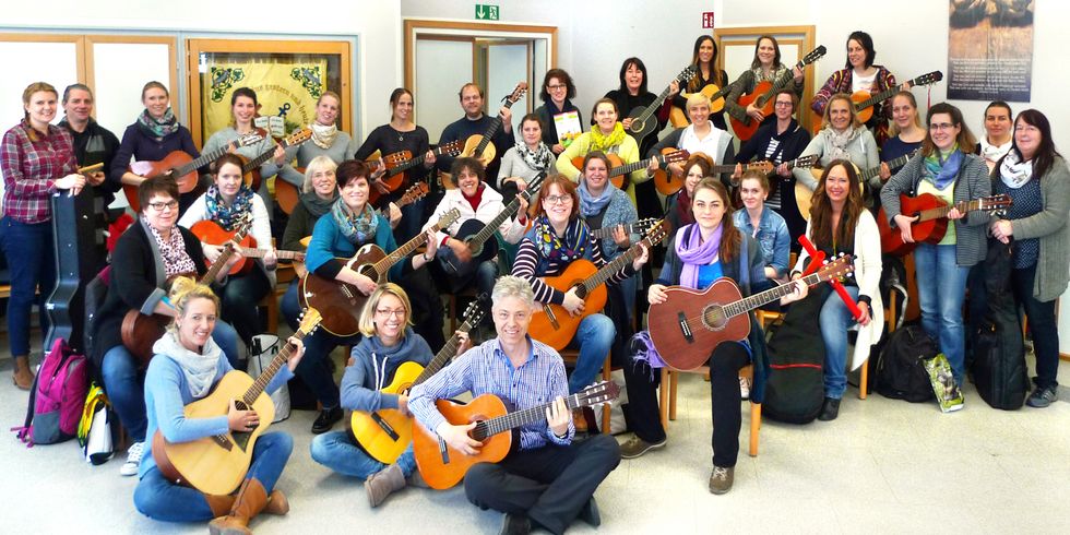 Eine Gruppe von Personen mit Gitarren in der Hand