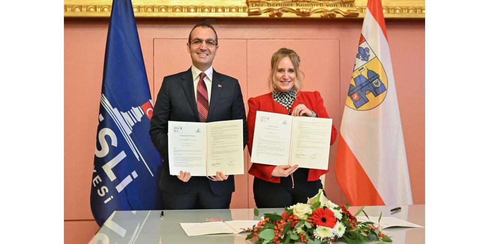 Bezirksbürgermeisterin Kirstin Bauch mit Resul Emrah Şahan, Bizirksbürgermeister Şişli