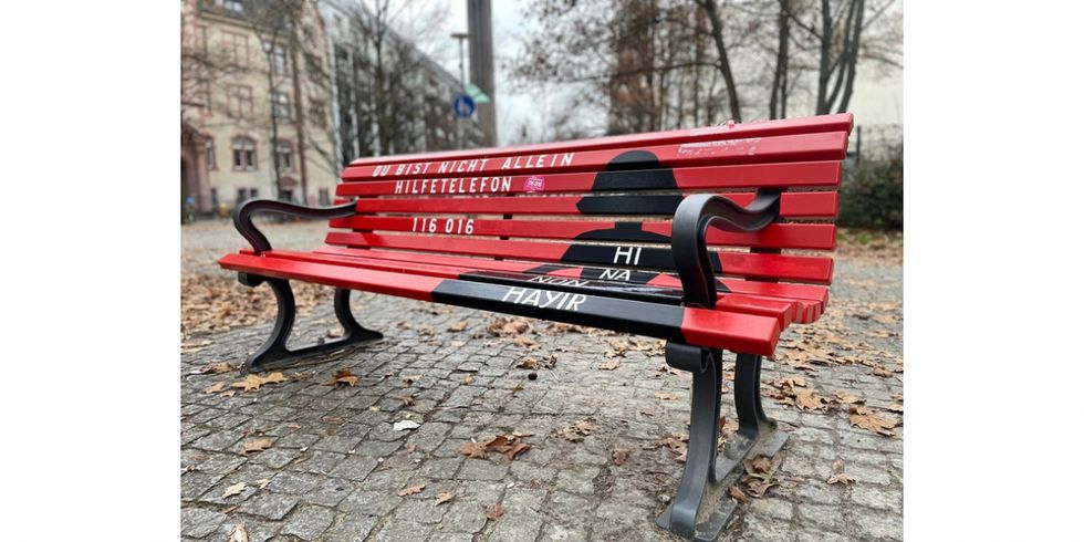 Rote Bank auf dem Nikolsburger Platz